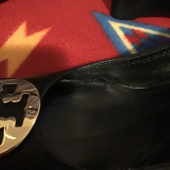 🔥SALE! TORY BURCH, SIZE 9 1/2 med, pre-owned , small lose insole on left shoe🔥 - Picture 5 of 10